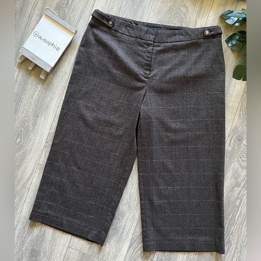 Geoffrey Beene sport stretch cropped trousers. Size 10